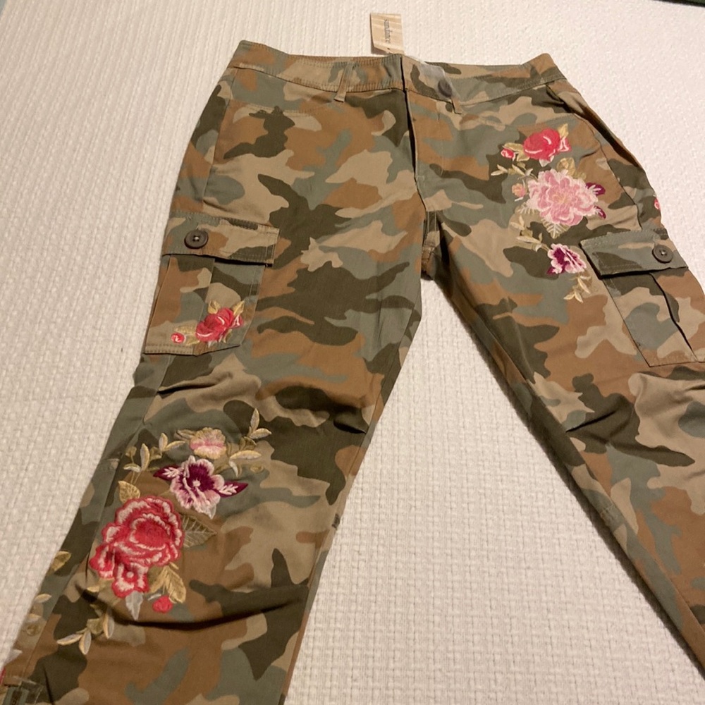 NWT Sundance Botanic Cargo Joggers Embroidered Floral Camo Size 8